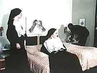 Rahibe hatunlar grup sex hazırlığı yapıyor