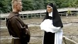 Azgın Rahibe çiftlikte papaz sevgilisine veriyor